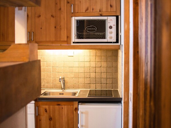 Frigorífico, microondas, horno y placa de cocina