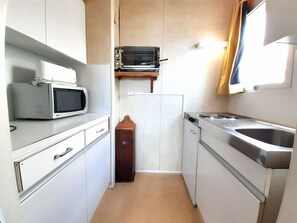 Microwave, oven, stovetop, coffee/tea maker