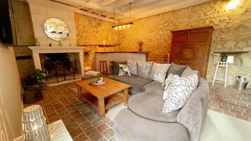 Een televisie en tafelvoetbal