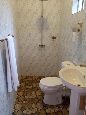 Shower, rainfall showerhead, free toiletries, slippers - Villa Serene Hotel Kitale (Kitale)