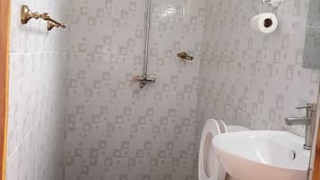 Shower, rainfall showerhead, free toiletries, slippers