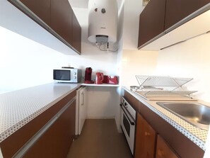 Micro-ondes, four, plaque de cuisson, cafetiĂšre/bouilloire
