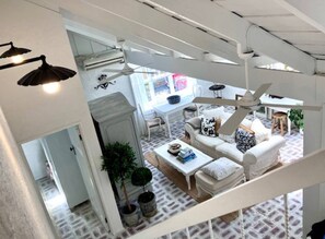 智能電視、壁爐、書籍