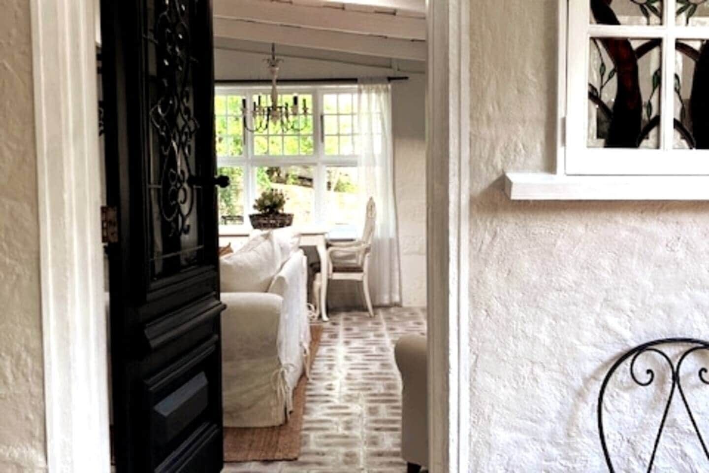 TV connectée, cheminée, livres