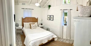 2 bedrooms, desk, iron/ironing board, free WiFi - ONE WEE COTTAGE - boutique country bliss in the Yarra Valley (Healesville)
