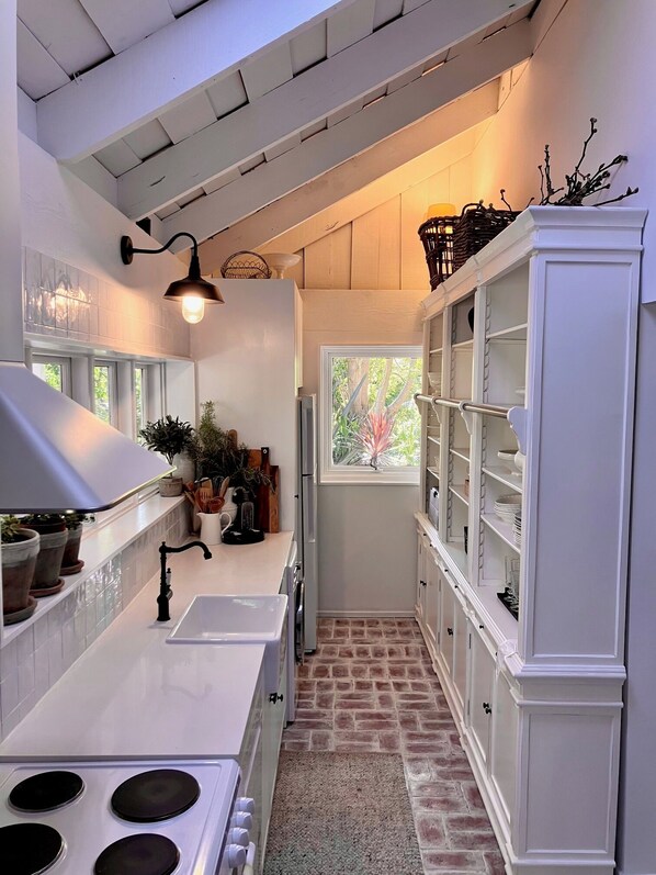 雪櫃、微波爐、焗爐、爐具