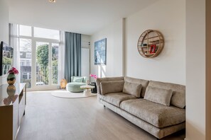 Appartement Deluxe, 1 très grand lit | Aire de séjour | Téléviseur à écran plat de 50 po avec télévision numérique