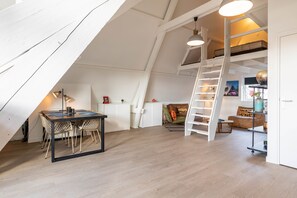 Romantisk lägenhet - 1 kingsize-säng | Vardagsrum | 50-tums platt-tv med digitalkanaler