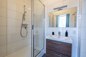 Apartamento urbano, 1 cama King | Banheiro | Chuveiro, produtos de toalete grátis, toalhas de banho 