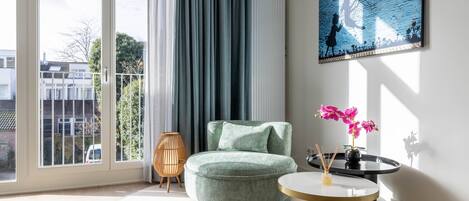 Deluxe Apartment, 1 King Bed | Living area