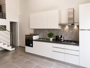 Fridge, oven, stovetop, cookware/dishes/utensils