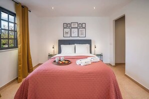 4 habitaciones, tabla de planchar con plancha, cuna de viaje y wifi 