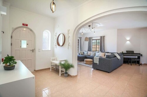 Spacious House | Terrace & Swimming Pool by Host Wise