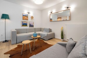 Leilighet – standard | Oppholdsrom | En 37-tommers smart-TV med digitale kanaler