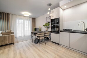 Apartamento conforto, 1 quarto | Cozinha americana privada | Geladeira, cafeteira/chaleira, chaleira elétrica