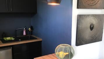 Een koelkast, een microgolfoven, een oven, een kookplaat