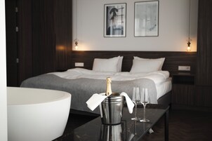 Executive Room | In-room safe, desk, laptop workspace, blackout drapes