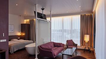 Executive kamer | Een kluis op de kamer, een bureau, een laptopwerkplek