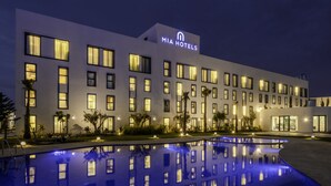 A modern hotel with a pool reflecting the building and its surroundings. - MIA Mazagan Bay, El Jadida (El Jadida)
