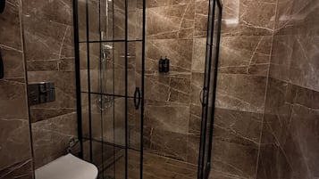 Suíte estúdio luxo, 1 cama King e sofá-cama, vista para a cidade | Banheiro | Chuveiro, ducha de hidromassagem, produtos de toalete biodegradáveis