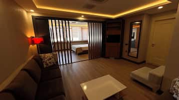 Suíte estúdio luxo, 1 cama King e sofá-cama, vista para a cidade | Camas com colchões de espuma com sistema de memória, cortinas blackout