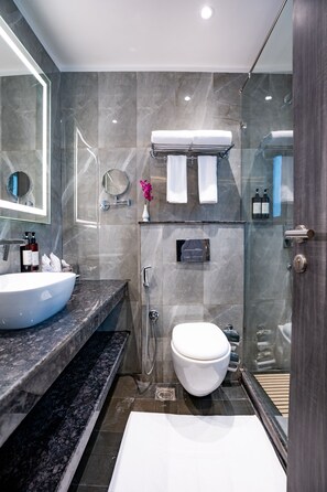 Deluxe Twin Room | Bathroom | Shower, rainfall showerhead, free toiletries, hair dryer - Regenta Inn Gurugram (Gurugram)