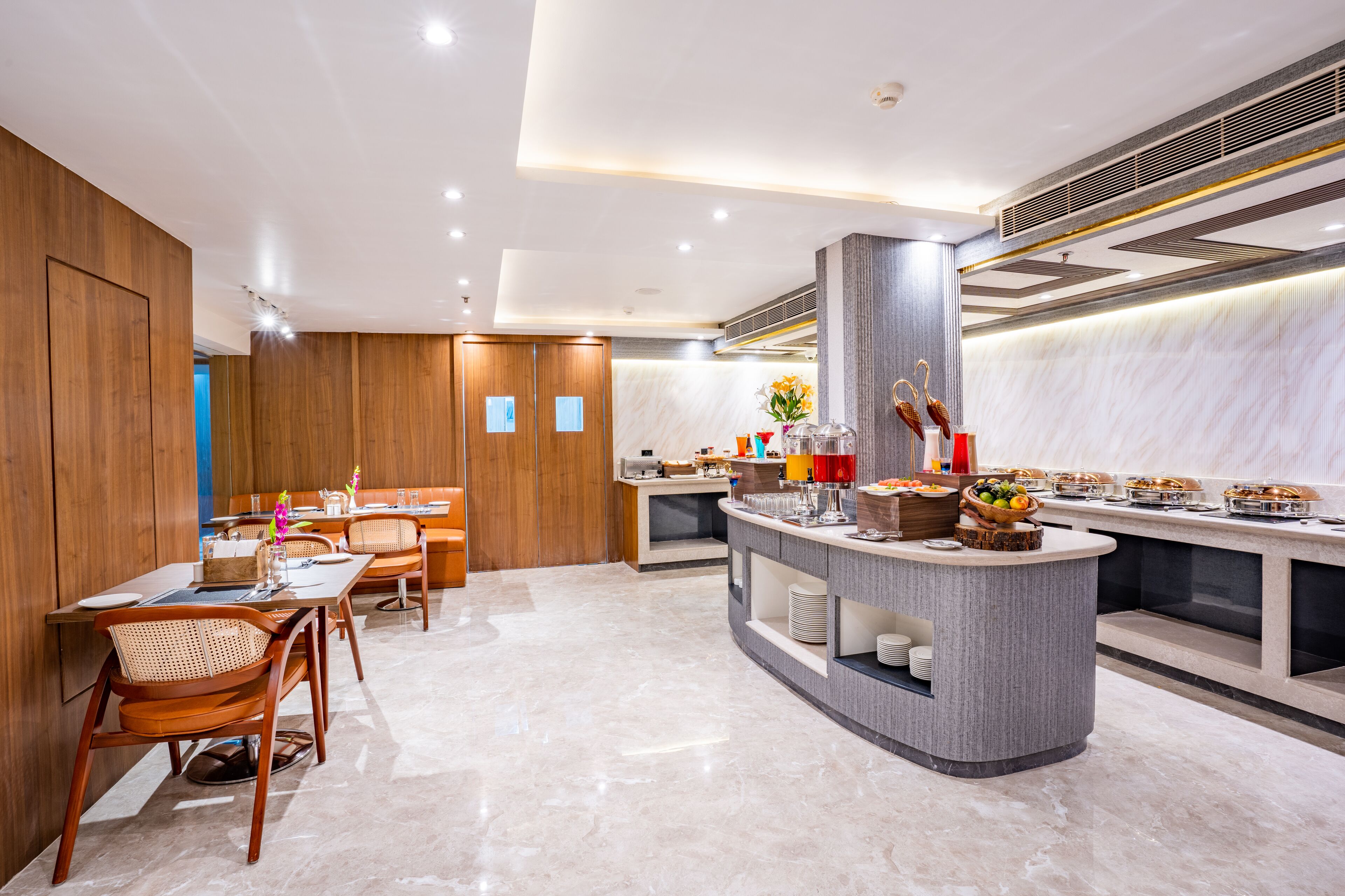 Desayuno continental diario (INR 800 por persona)