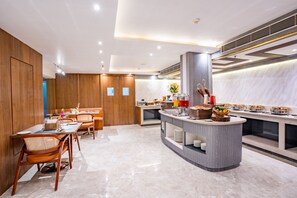 朝食 (コンチネンタル ブレックファスト)、毎日提供 (1 名様 800 INR)