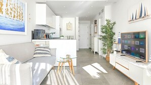 Un apartamento moderno con sala de estar, cocina y comedor.