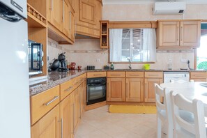 Refrigerador, microondas, lavavajillas y cafetera y tetera