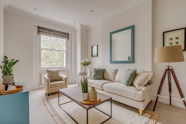 Living area - Luxury 1bed Flat on Eccleston Square (London)