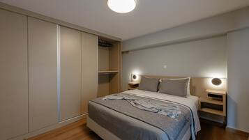 Apartamento Deluxe | Escritorio y espacio para trabajar con un portátil