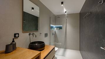 Deluxe Apartment | Bathroom | Shower, free toiletries, hair dryer, towels