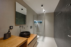 Deluxe Apartment | Bathroom | Shower, free toiletries, hair dryer, towels