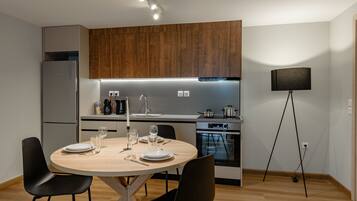 Deluxe Apartment | Private kitchen | Oven, espresso maker, electric kettle, coffee grinder