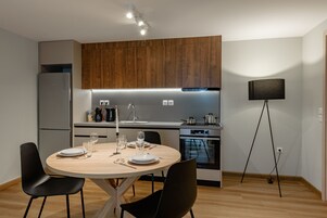 Horno, cafetera expreso, tetera/pava eléctrica, molino de café