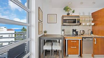 KĂŒhlschrank, Mikrowelle, Herdplatte, GeschirrspĂŒler