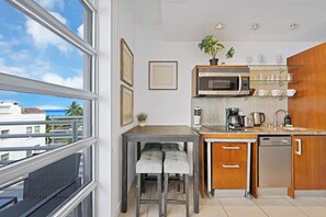 Kylskåp, mikrovågsugn, spishäll och diskmaskin