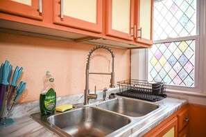 Kylskåp, mikrovågsugn, ugn och spishäll