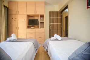 4 habitaciones, tabla de planchar con plancha y ropa de cama 