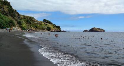 No Centro da Ilha de São Miguel, Sinta-se em Casa Mesmo Longe de Casa