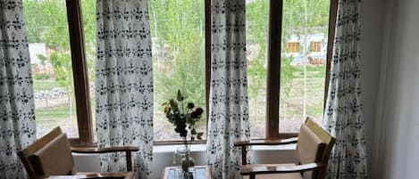 Deluxe Double Room, Mountain View | Living area