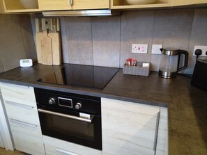 Casa | Cocina privada | Frigorífico, microondas, horno y placa de cocina