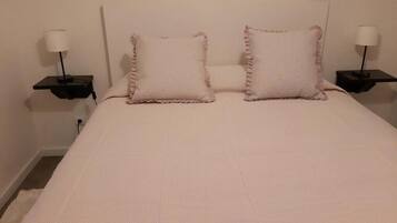 3 slaapkamers, een strijkplank/strijkijzer, gratis wifi, beddengoed