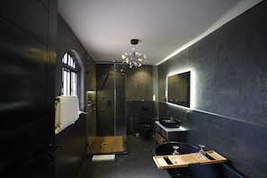 Deluxe-Doppelzimmer | Badezimmer | Regendusche, kostenlose Toilettenartikel, Haartrockner, Bademäntel