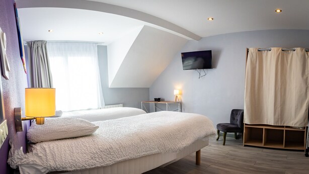 A modern hotel room with two beds, a flat-screen TV, a desk, and a chair. - Résidence Hermès Paris Orly Aéroport (Villeneuve-le-Roi)