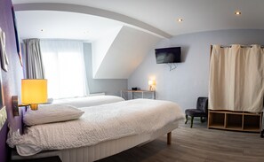 A modern hotel room with two beds, a flat-screen TV, a desk, and a chair. - Résidence Hermès Paris Orly Aéroport (Villeneuve-le-Roi)