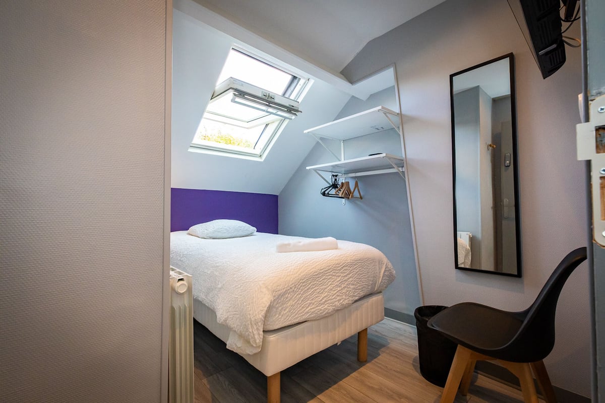 Eenvoudige kamer | 1 slaapkamer, luxe beddengoed, Tempur Pedic-bedden, een bureau