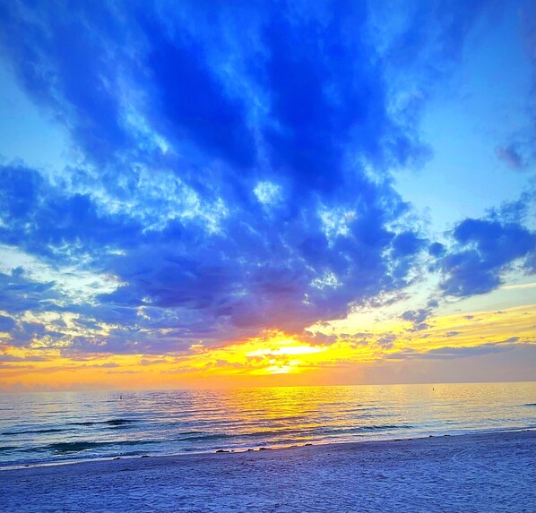 Beach nearby, sun-loungers, beach towels - Amazing 1st Floor Poolside Condo Steps to Beautiful North Redington Beach (North Redington Beach)