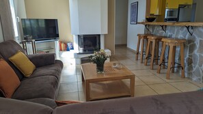 Smart TV, fireplace